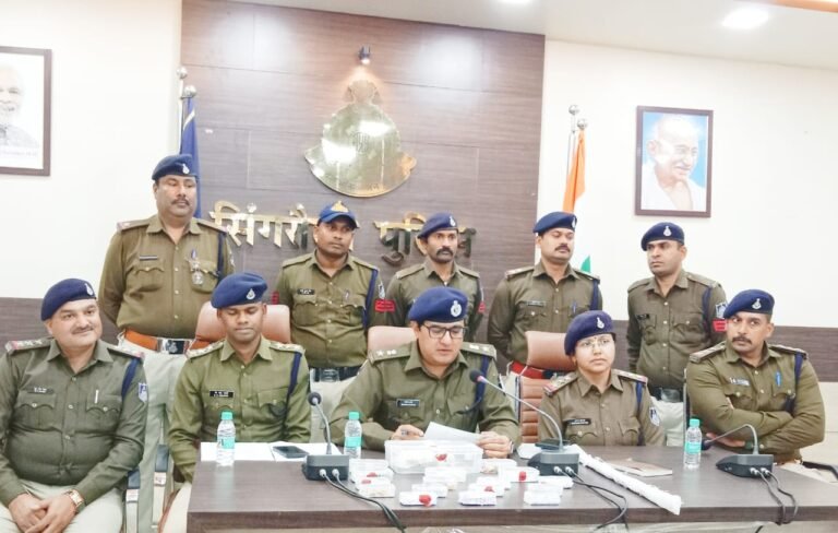 पुलिस अधीक्षक ने प्रेस कॉन्फ्रेंस कर किया बड़ी चोरी का खुलासा।