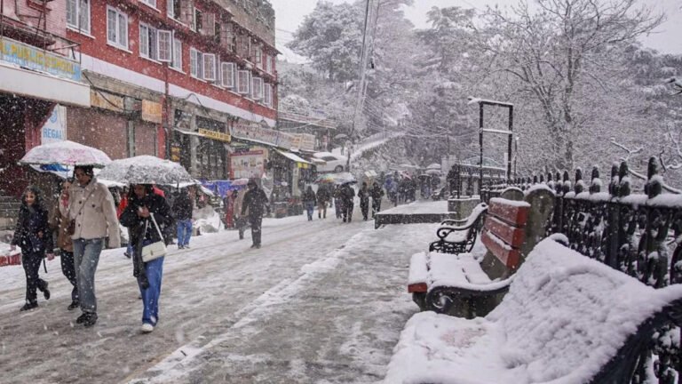 बर्फबारी में फंसे हजारों सैलानी; मौसम विभाग का अलर्ट।