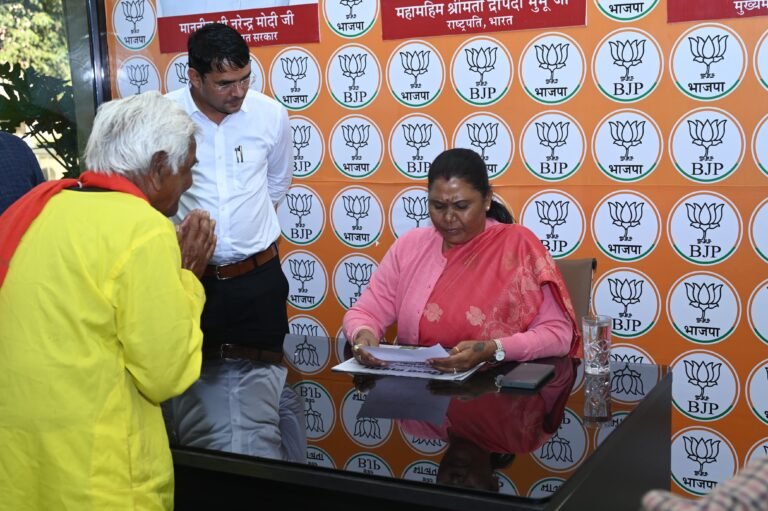 पत्थलगांव विधायक गोमती साय के जनदर्शन में पहुंचे ग्रामीण।