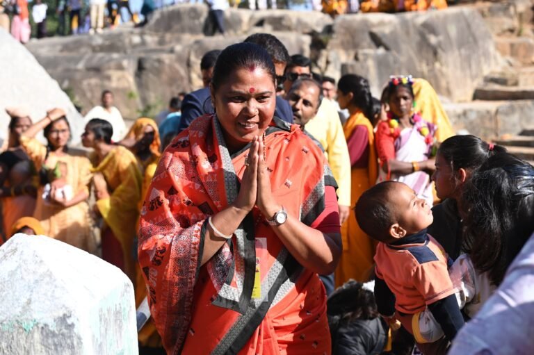 नारी शक्ति ने सिर पर धारण किया कलश, गायत्री मंत्रोच्चार से गुंजायमान हुआ कोतबा नगर