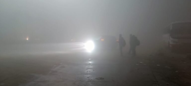 भरतपुर में सुबह रहा घना कोहरा, विजिबिलिटी रही 20 मीटर, ट्रेनों का टाइम टेबल बिगड़ा, दिन में भी वाहनों की लाइट जलाकर चले ड्राइवर