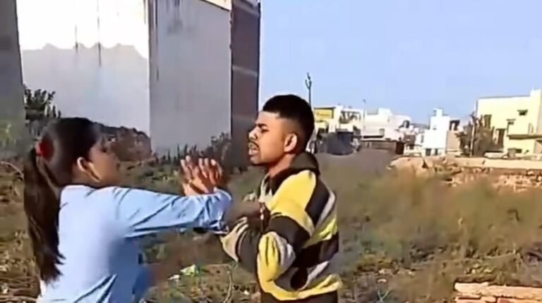 युवती ने छेड़छाड़ करने पर मनचले को जूतों से पीटा