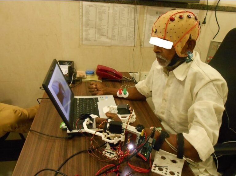 आईआईटी कानपुर ने दुनिया का पहला रोबोटिक हैंड एक्सोस्केलेटन किया विकसित