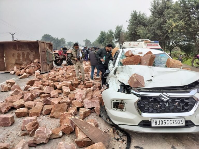 ओवर ब्रिज के पास पत्थर से भरी हुई ट्रैक्टर ट्रॉली के कार एवं बाइक पर पलटने का मामला सामने आया