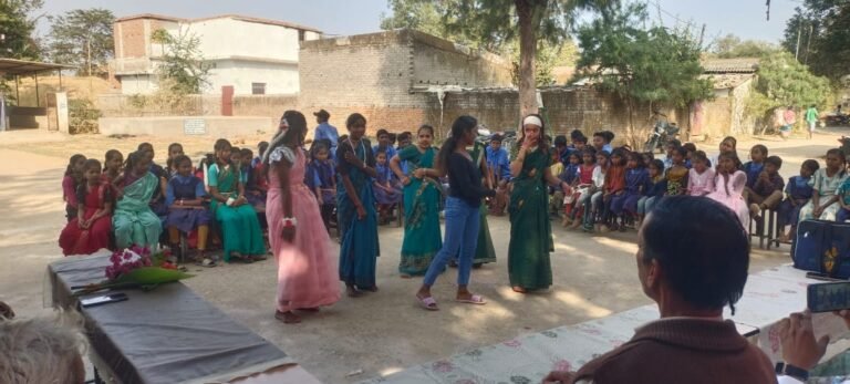 विदाई समारोह पर प्रशिक्षु शिक्षकों को दी गई विदाई, छात्रों द्वारा सह सम्मान शिक्षकों को दी गई विदाई