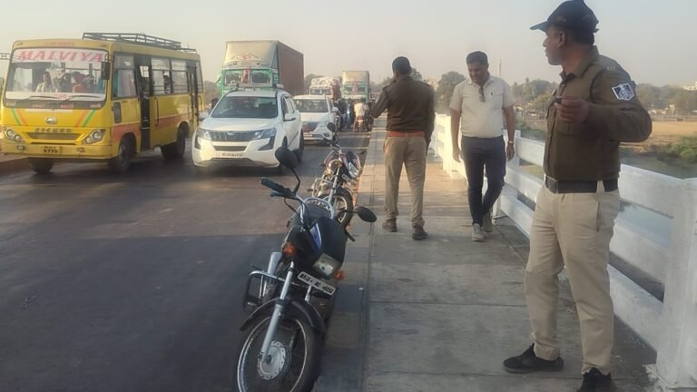 खलघाट संजय सेतु पुल पर लावारिस हालत में मिली बाईक