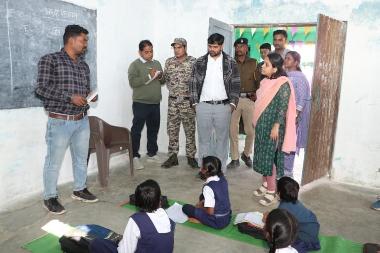 कलेक्टर नेहा मारव्या ने प्राथमिक शाला मानिकपुर का निरीक्षण किया