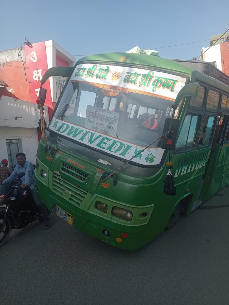राधे राधे बस हुई दुर्घटना का शिकार,कोई हताहत नही