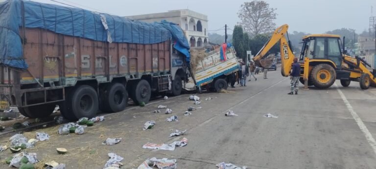गम्हरिया स्कूल के पास आज सुबह हुई पिकअप और ट्रक की आपने सामने टक्कर