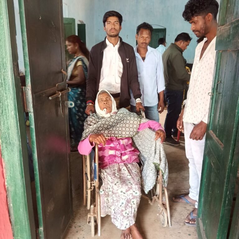 मतदान केन्द्रों तक बुजुर्गों एवं जरूरतमंदों को पहुंचने में स्वयंसेवकों ने की सहायता