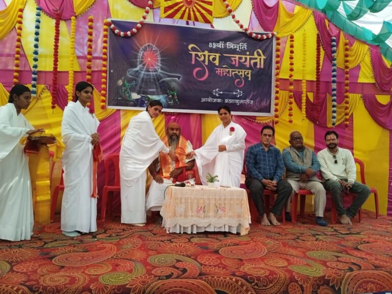 सारी सृष्टि में परमात्मा को छोड़कर सभी देवी-देवताओं का जन्म होता है जबकि परमात्मा शिव का दिव्य अवतरण होता है