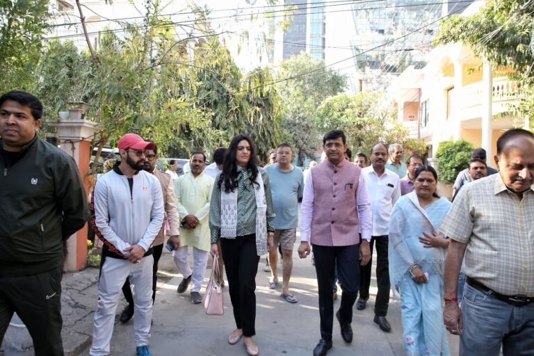 इंग्लैंड की महापौर को पुष्यमित्र भार्गव ने दिखाई इंदौर की सफाई व्यवस्था