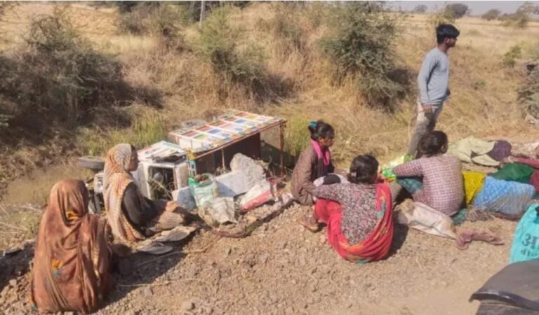 हरदा स्टेट हाइवे पर मजदूरो से भरा पिकअप वाहन पलट गया।