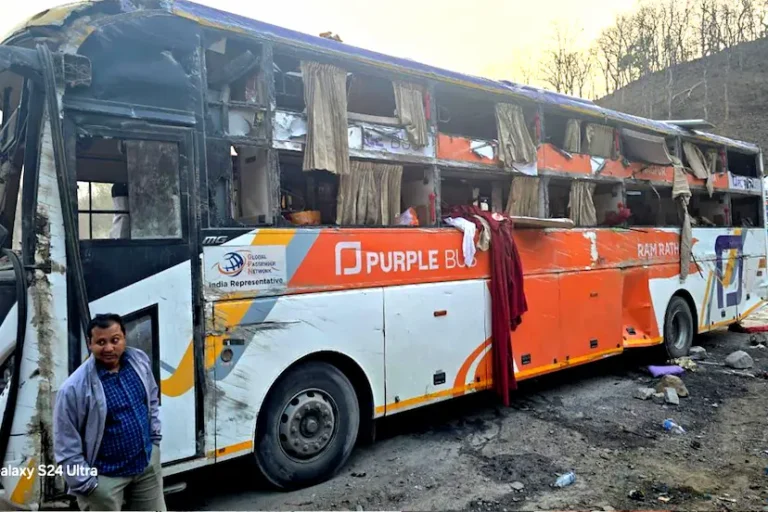 जबलपुर : अयोध्या से नागपुर जा रही 36 यात्रियों से भरी बस पलटी, 3 की मौके पर मौत, 25 गंभीर घायल