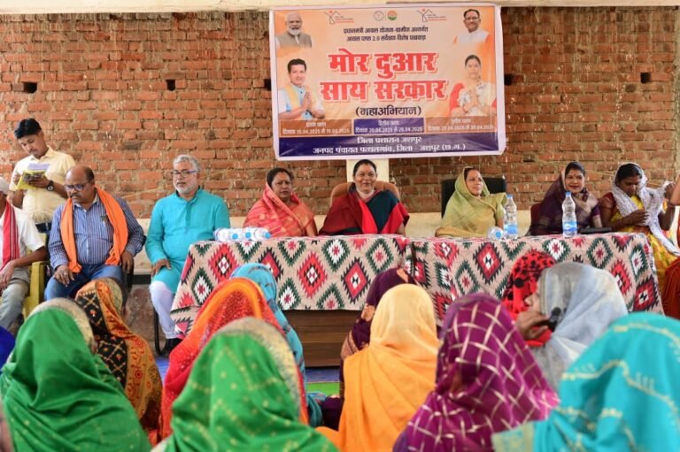 विधायक गोमती साय ने पत्थलगांव विधानसभा के ग्राम मयूरनाचा में “मोर दुआर – साय सरकार” महा-अभियान कार्यक्रम में की शिरकत