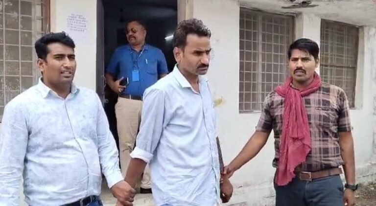 शहडोल में लोकायुक्त की बड़ी कार्रवाई, रिश्वत लेते बाबू रंगे हाथ पकड़ा शहडोल में लोकायुक्त की बड़ी कार्रवाई, रिश्वत लेते बाबू रंगे हाथ पकड़ा