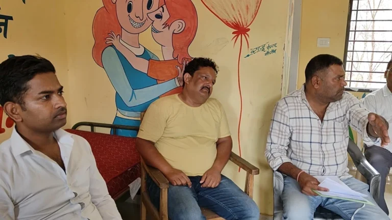 छतरपुर : रिश्वत लेते पकड़ाया तो पटवारी के पिता ने निगल लिये 5 हजार के नोट, कराना पड़ा एक्सरे छतरपुर : रिश्वत लेते पकड़ाया तो पटवारी के पिता ने निगल लिये 5 हजार के नोट, कराना पड़ा एक्सरे