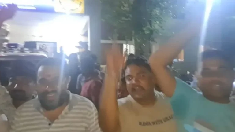 देवास के पार्क में छोटी बच्चियों से छेड़छाड़, 15 साल के बच्चे को चाकू मारा… थाने पहुंचे हिंदू समाज के लोग