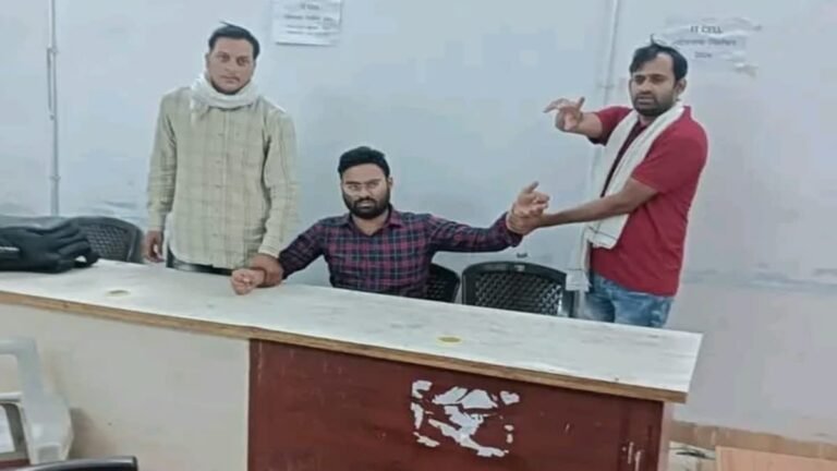 रतलाम : गले में गमछा डाले खड़ी थी लोकायुक्त पुलिस टीम,जमीन का नक्शा बनाने को पटवारी ले रहा था रिश्वत