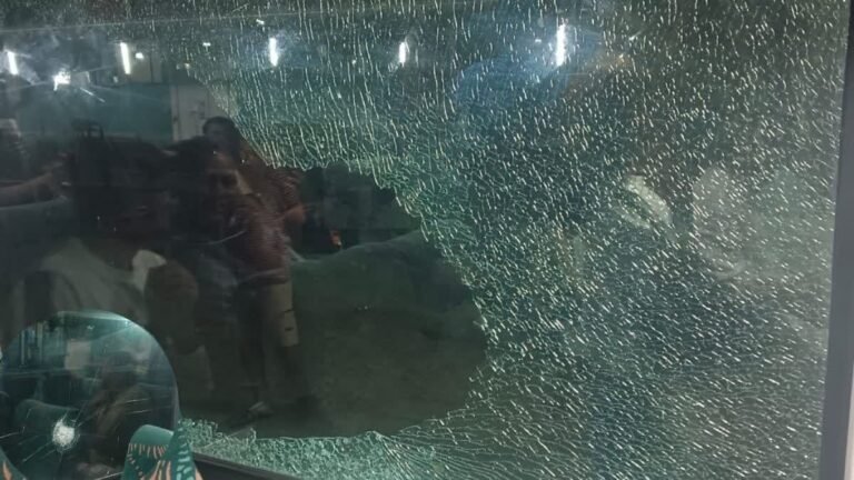 मुरैना में शताब्दी और GT एक्सप्रेस ट्रेन पर पथराव, खिड़कियों के टूटे कांच, यात्री घायल