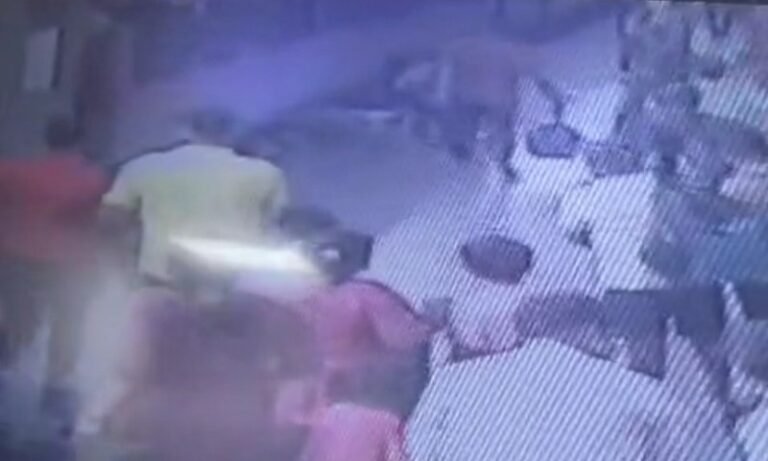 भोपाल स्टेशन पर टल गया बड़ा हादसा,चलती ट्रेन से फिसला युवक RPF जवान ने बचाया