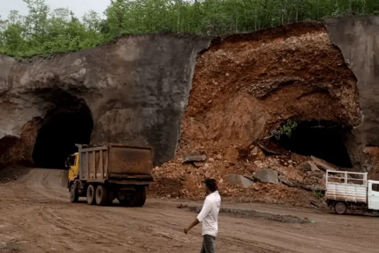 इंदौर-इच्छापुर हाइवे पर निर्माणाधीन टनल का हिस्सा धंसा, कई मजदूरों के दबने की खबर, 2 की मौत
