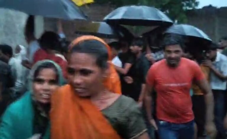 गुना के कुंभराज चांचौड़ा में खाद के लिए लंबी कतारें, बारिश में भीगते किसान