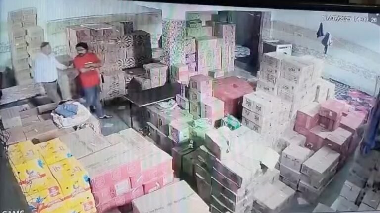 जबलपुर आबकारी अधिकारी को आ गया गुस्सा, शराब कर्मचारी पर कर दी लात-घूंसों की बौछार