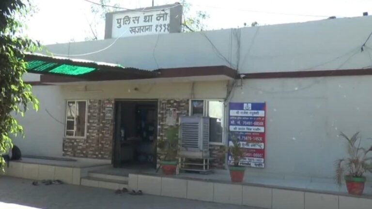 इंदौर आपत्तिजनक हालत में कमरे से निकला SI, रहवासियों ने डंडे और चप्पलों से कर दी धुनाई
