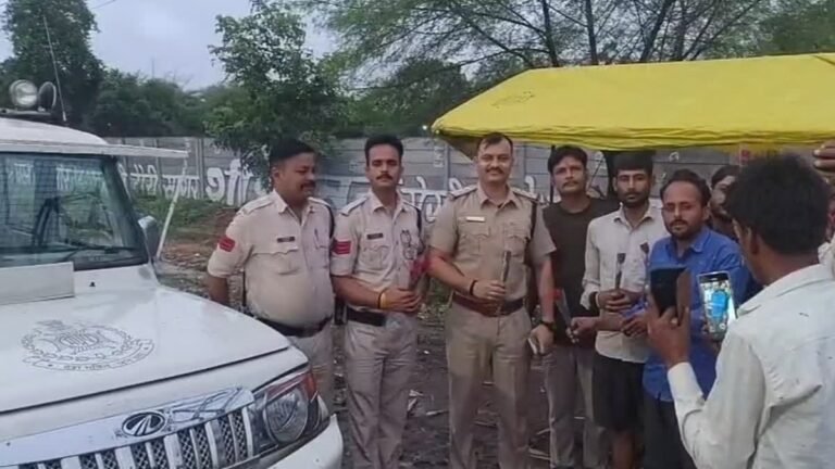 सागर : पीने के पहले ही उतर गया सुरूर, जब शराब दुकान पर गुलाब लिए मिले टीआई