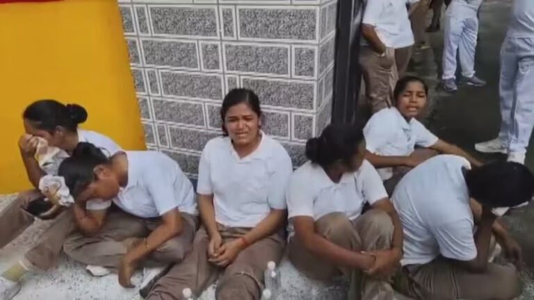 गोरखपुर ट्रेनिंग सेंटर की शर्मनाक हकीकत: खुले में नहाना, बाथरूम में अंधेरा, 600 महिला सिपाहियों ने रोते हुए सुनाई आपबीती