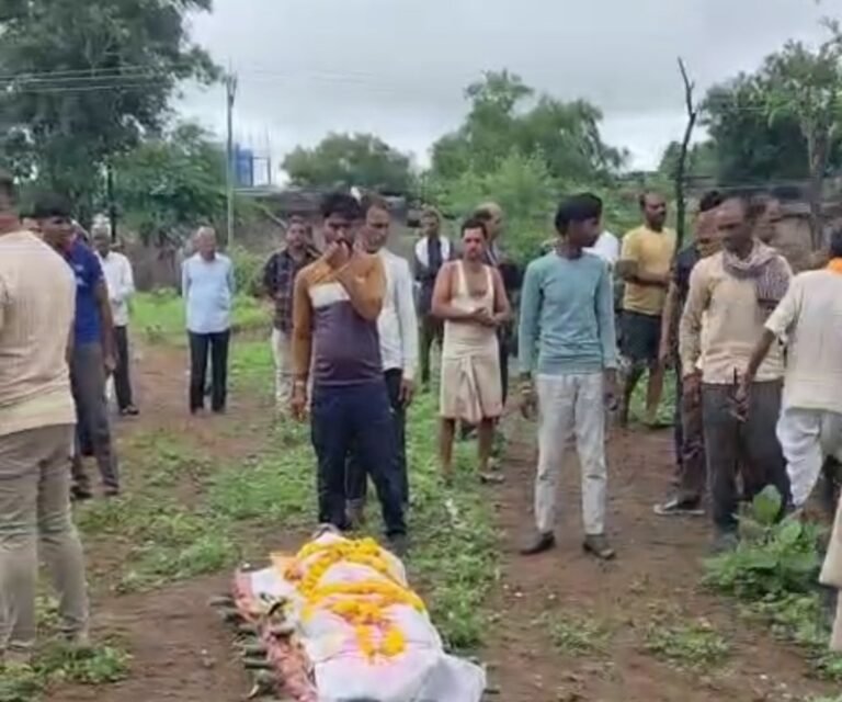 गुना के तिनस्याई में मुक्तिधाम बदहाल, बरसात में ग्रामीण खुले में अंतिम संस्कार करने को मजबूर
