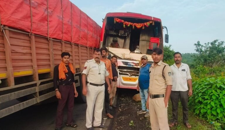 शहडोल ट्रक ड्राइवर बना मसीहा: ब्रेक फेल बस को टक्कर देकर रोका, 50 से अधिक कावड़ियों की बचाई जान