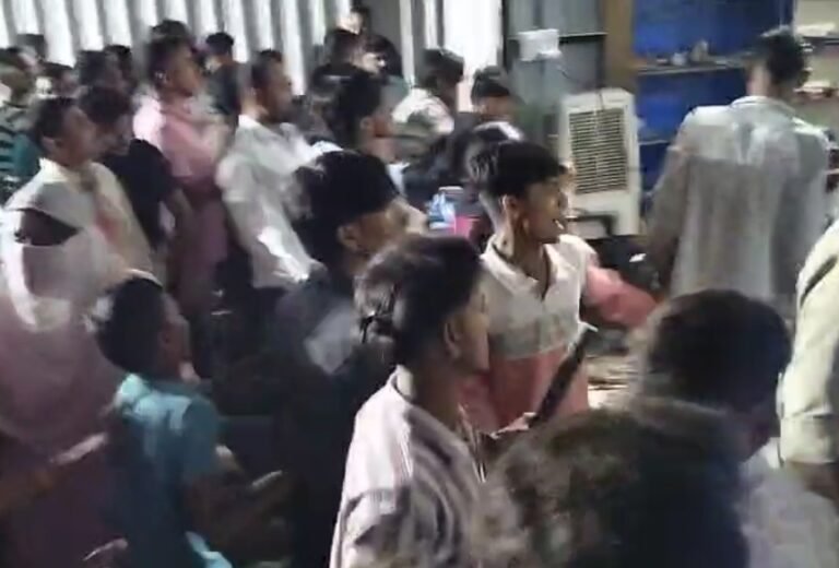 इंदौर में शराब की दुकान में महिलाओं ने की तोड़फोड़, दुकानदार ने भागकर बचाई जान