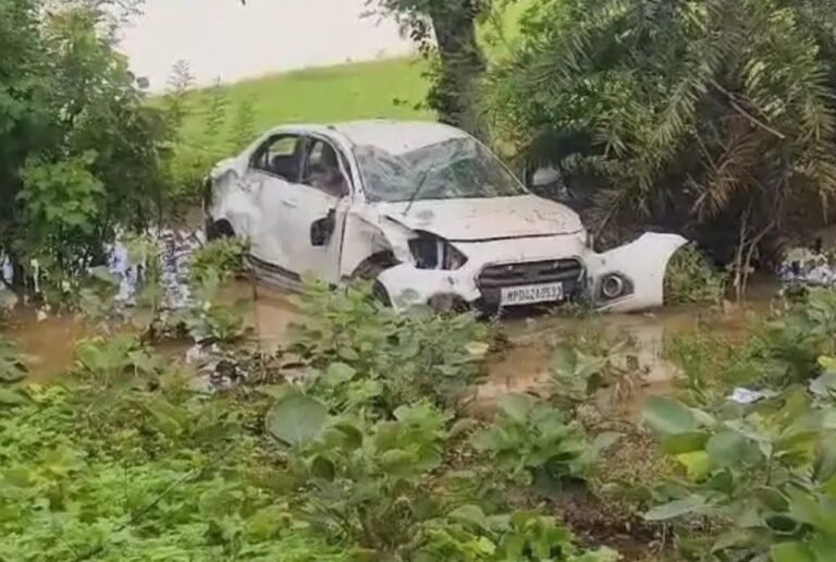 शिवपुरी में तेज रफ्तार कार पलट कर खाई में गिरी ,युवक की मौत