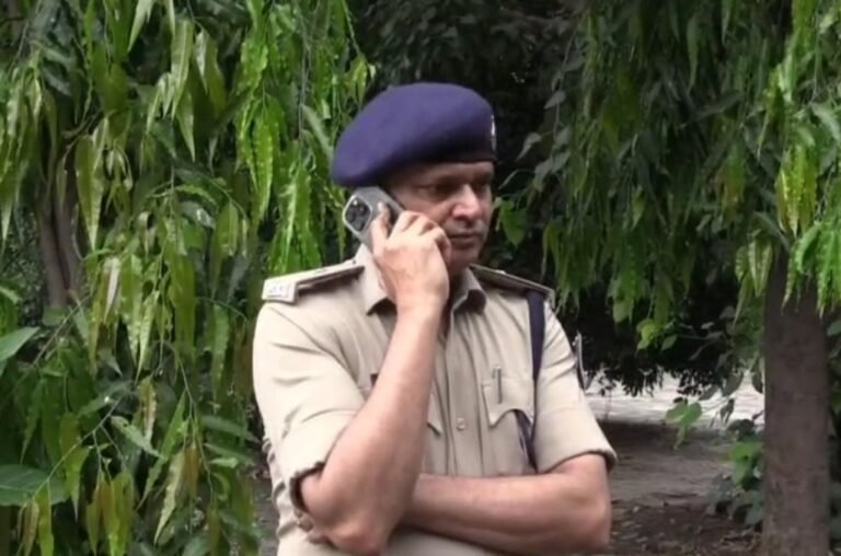 इंदौर दिल्ली में ठगी के आरोपी सब इंस्पेक्टर और महिला साथी इंदौर से गिरफ्तार, नगदी जब्त