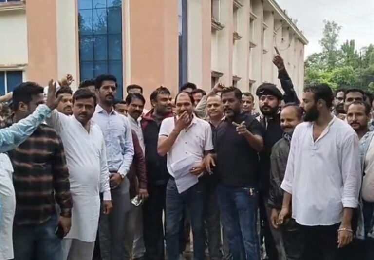 गुना में करणीसेना का कलेक्ट्रेट में प्रदर्शन, हरदा कलेक्टर,एसपी को हटाने की मांग