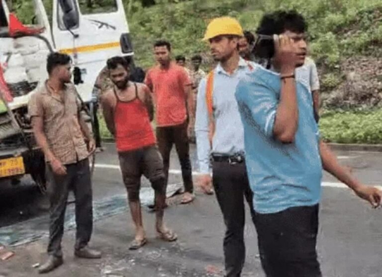 नरसिंहपुर में भीषण सड़क हादसा, बाइक सवार दोस्तों को कंटेनर ने मारी टक्कर, दो युवकों की दर्दनाक मौत