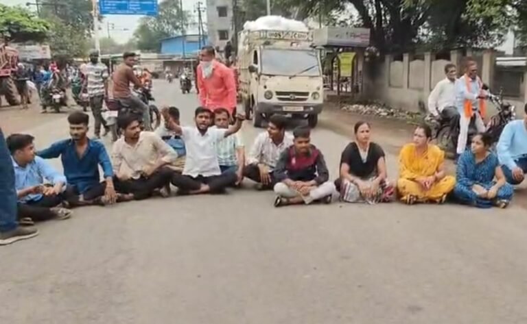 बुरहानपुर : हिंदू छात्राओं का मुस्लिम नाम से Video बनाने का आरोप, स्कूल प्रबंधन के खिलाफ हाईवे पर परिजनों और ABVP ने किया प्रदर्शन