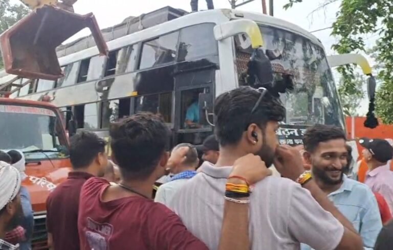 सीधी में बड़ा सड़क हादसा, बस ने नगर पालिका की गाड़ी को मारी टक्कर, कर्मचारी गंभीर रूप से घायल