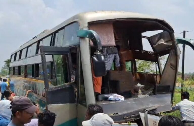 कांकेर में पुल की रेलिंग से टकराई तेज रफ्तार बस, हेल्पर की दर्दनाक मौत
