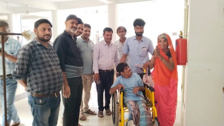 गुना बेटे को माँ के साथ घिसटकर आता देख गुना कलेक्टर हुए भावुक, तत्काल दिलाई ट्राईसिकल