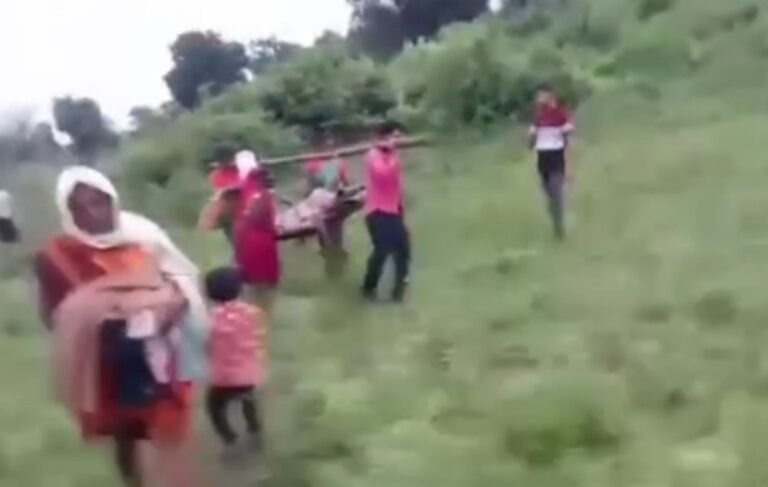 सीधी में सड़क नदारद, सिस्टम लाचार, खाट बनी एम्बुलेंस, महिला का रास्ते में हुआ प्रसव सीधी में सड़क नदारद, सिस्टम लाचार, खाट बनी एम्बुलेंस, महिला का रास्ते में हुआ प्रसव