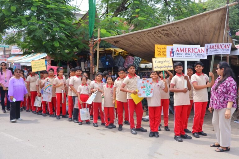अंतरराष्ट्रीय पेपर बैग दिवस पर अमेरिकन एडुग्लोबल स्कूल के छात्रों ने निकाली जागरूकता रैली