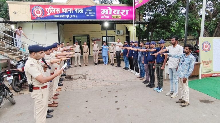 राऊ : थाना राऊ स्टाफ व नगर सुरक्षा समिति के सदस्यों को थाना परिसर में नशा मुक्ति अभियान के तहत शपथ दिलाई गई