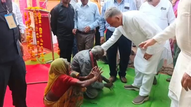 पन्ना : मंत्रीजी हम जिंदा हैं लेकिन कागजों में लिख दी मौत, इंदर सिंह के पैरों पर रोए बुजुर्ग दंपति