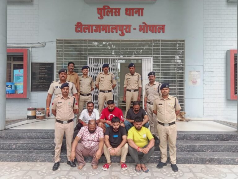 भोपाल में हाई प्रोफाइल जुआ अड्डे पर छापा: 8 गिरफ्तार, कैश-स्कॉर्पियो और शराब जब्त