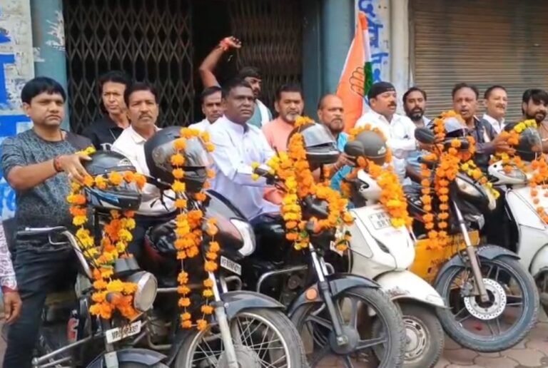 इंदौर में कांग्रेस का अनोखा प्रदर्शन, हेलमेट को पहनाई माला, दी श्रद्धांजलि