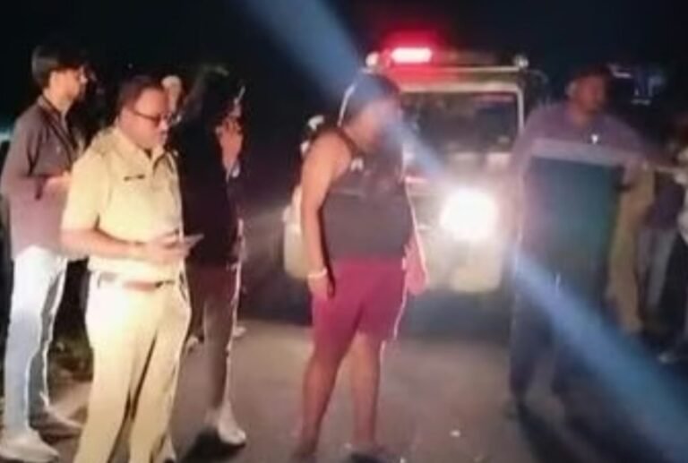 देवास में खड़े ट्रक से भिड़ी बाइक, दो युवकों की दर्दनाक मौत