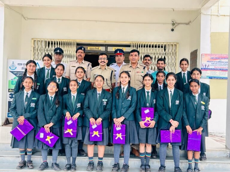 धार : थाना यातायात जिला धार (म.प्र.) के विद्यालय  की छात्राओं ने पुलिसकर्मियों को बाँधी राखी